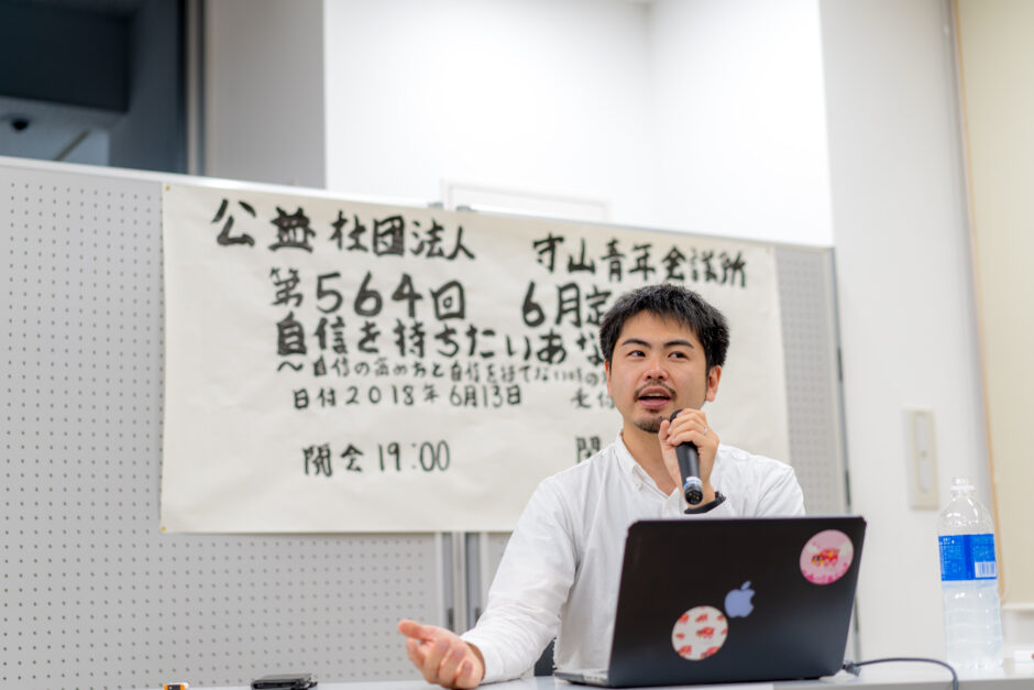 不登校連続講座で笑顔で話す田中洋輔