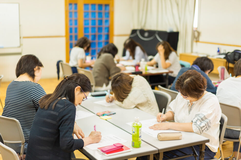 不登校連続講座に参加する保護者の方々