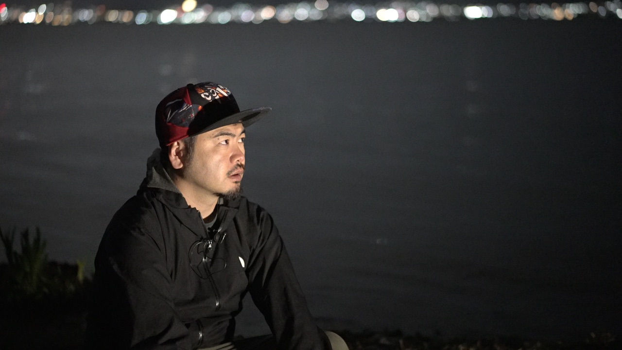 夜の湖畔で話すたなか部長